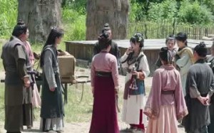 短剧《逃荒路上靠我用空间喂饱全家（70集）》热门短剧全集在线畅享