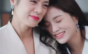 短剧《三个女儿把老妈宠翻天（34集）》短剧免费全集高清在线观