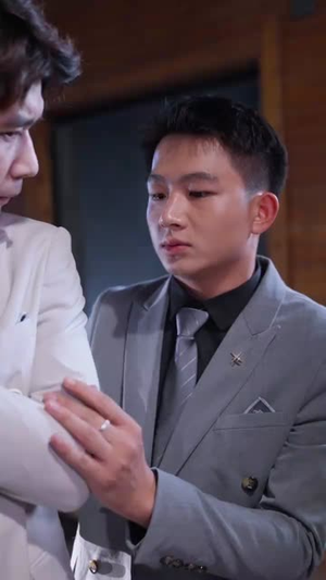 六年后她带双宝虐翻前夫(80集) 六年后她带双宝虐翻前夫(80集)精彩短剧来了