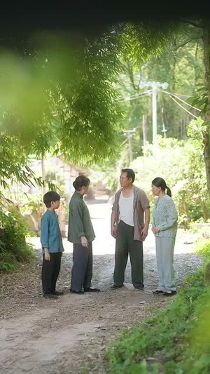 灾荒年代全家靠我心声逆袭 (81集) 追风的女孩短剧